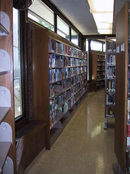 [You can sort of see the angle in this shot. The layout of the layout of the library in the spoke-wheel fashion just made it seem fun, I cannot explain it.
]